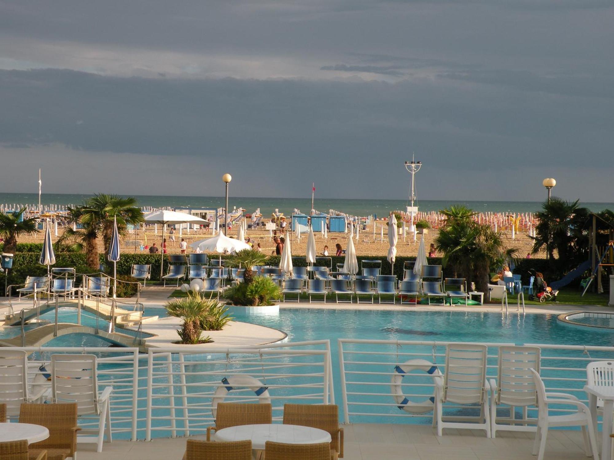 Majestic Beach Hotel & Wellness Bibione Exterior foto